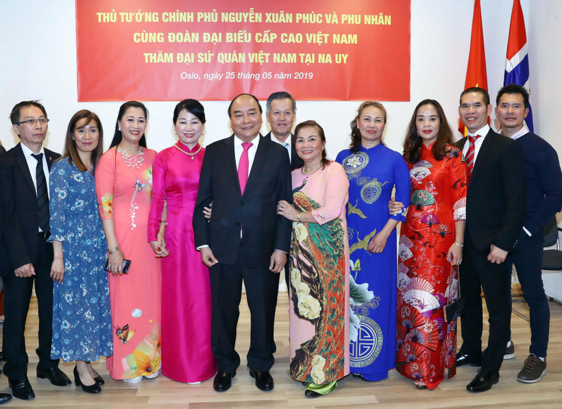 Thủ tướng Nguyễn Xuân Phúc, Phu nhân và cộng đồng người Việt Nam tại Vương quốc Na Uy. (Ảnh: Thống Nhất/TTXVN)