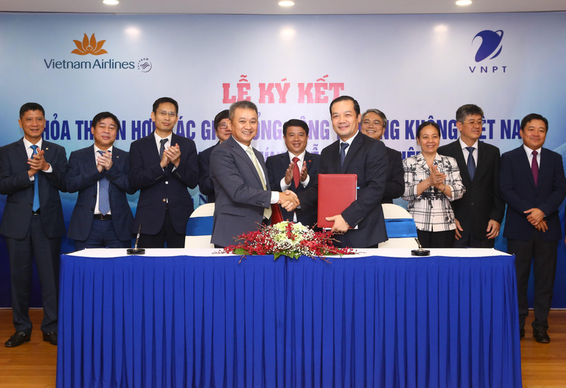 Cái 'bắt tay' của VNPT và Vietnam Airlines được kỳ vọng sẽ thúc đẩy hai doanh nghiệp đầu tàu của nền kinh tế ngày càng phát triển. (Ảnh: T.Q/Vietnam+)