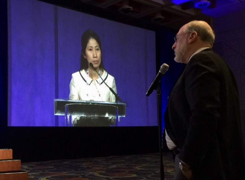 Bác sỹ Vương Thị Ngọc Lan nghe chất vấn khi báo cáo tại Hội nghị sinh sản Hoa Kỳ năm 2016. (Ảnh: TTXVN) 