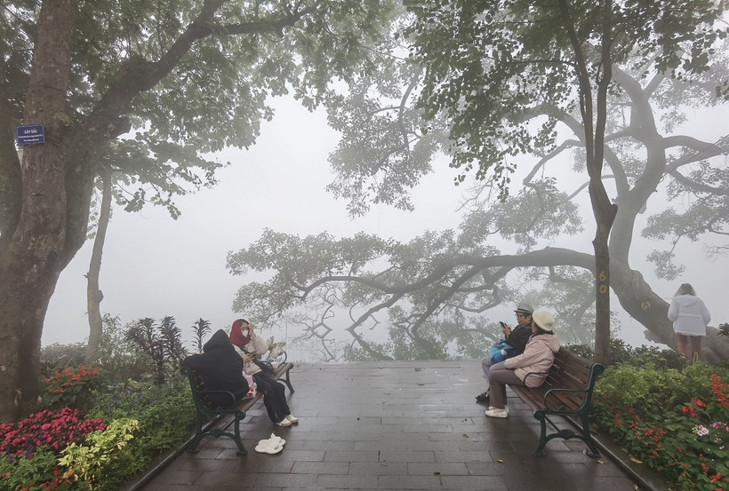 Sương mù mờ mịt tại Hồ Gươm. (Ảnh: Thanh Tùng/TTXVN)