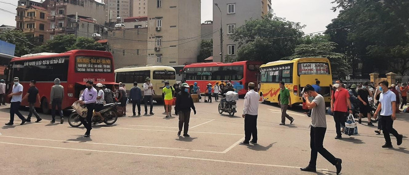 Rất đông xe khách từ các tỉnh, thành vào bến Giáp Bát trả hành khách đi lại sau kỳ nghỉ Quốc khánh 2/9. (Ảnh: Việt Hùng/Vietnam+)