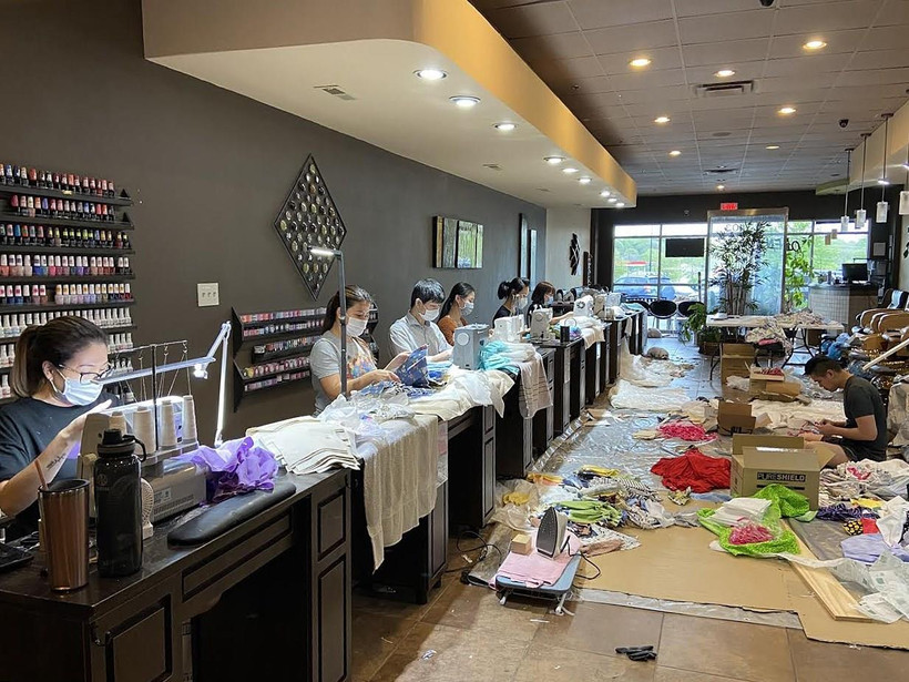 Tiệm Zen Nails ở Brentwood, Tennessee, đã trở thành một xưởng nhỏ sản xuất khẩu trang và áo bảo hộ cho các bệnh viện tại địa phương. (Ảnh: Trang Nguyen)