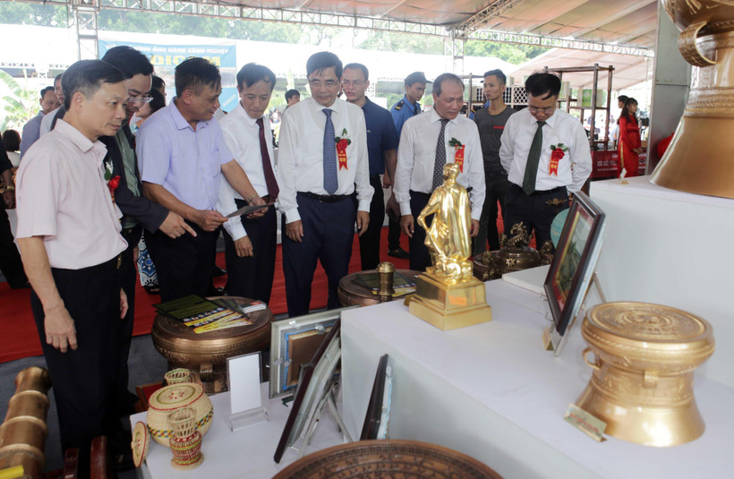 Các đại biểu tham quan gian hàng tại hội chợ. (Ảnh: Trần Việt/TTXVN)