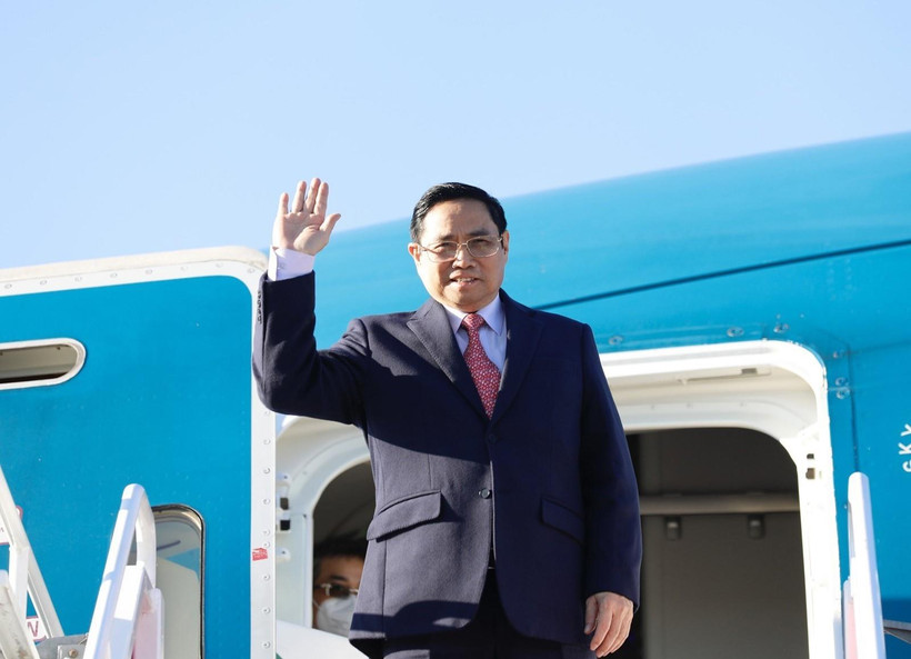 Thủ tướng Chính phủ Phạm Minh Chính rời sân bay Prestwick, Scotland (Vương quốc Anh) bắt đầu chuyến công du Pháp. (Ảnh: Dương Giang/TTXVN)