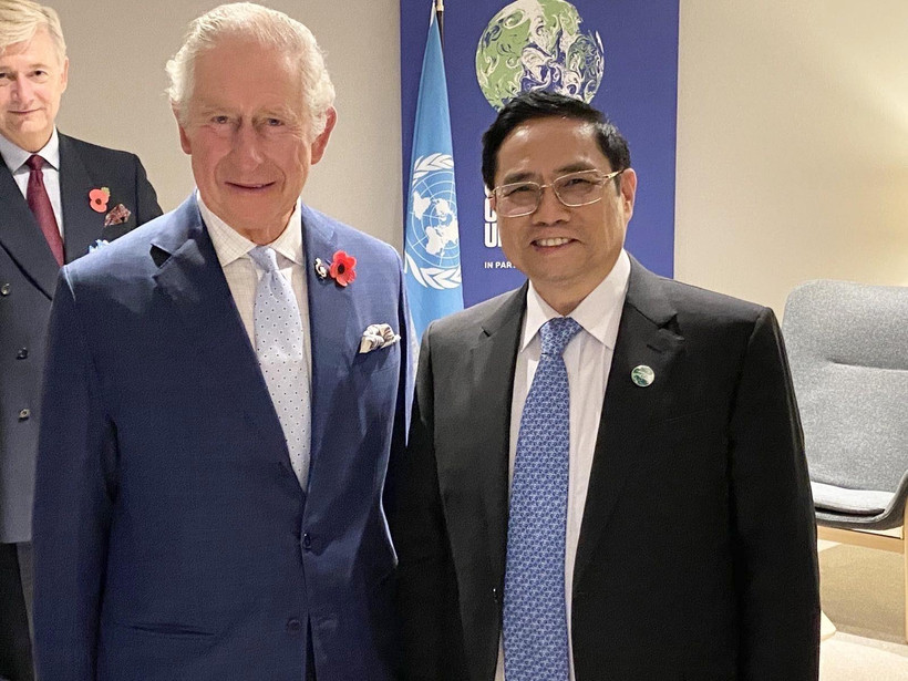 Thủ tướng Phạm Minh Chính gặp Thái tử Vương quốc Anh Charles Philip Arthur George. (Ảnh: TTXVN)