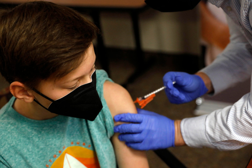 Nhân viên y tế tiêm vaccine ngừa COVID-19 cho trẻ em tại Bloomfield Hills, bang Michigan, Mỹ. (Ảnh: AFP/TTXVN)