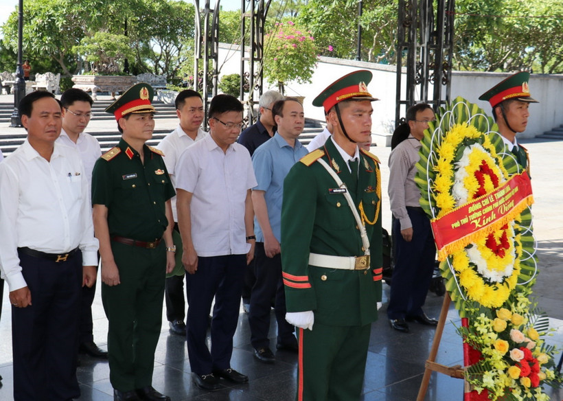 Phó Thủ tướng Lê Thành Long cùng đoàn công tác dâng hương tại Nghĩa trang Liệt sỹ Quốc gia Đường 9. (Ảnh: Thanh Thủy/TTXVN)