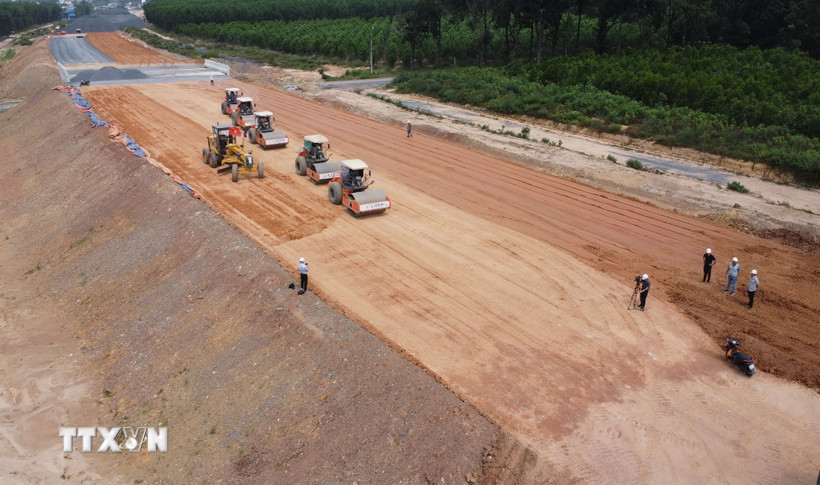 Một đoạn cao tốc Biên Hòa - Vũng Tàu qua tỉnh Đồng Nai đã cơ bản hoàn thành đắp nền đường. (Ảnh: Công Phong/TTXVN)
