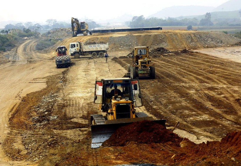 Nhà thầu thi công một dự án đoạn tuyến cao tốc Bắc-Nam phía Đông giai đoạn 2017-2020. (Ảnh: Huy Hùng/TTXVN)