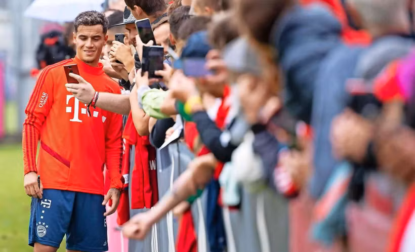 Coutinho chụp ảnh cùng người hâm mộ Bayern. (Nguồn: dpa)