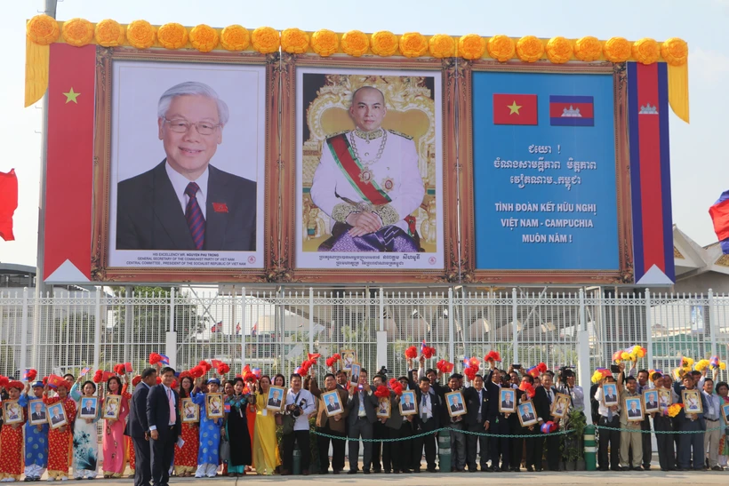 Đông đảo đại biểu, nhân dân đón Tổng Bí thư, Chủ tịch nước Nguyễn Phú Trọng tại sân bay Quốc tế Pochentong ngày 25/2. (Ảnh: Minh Hưng/TTXVN) 