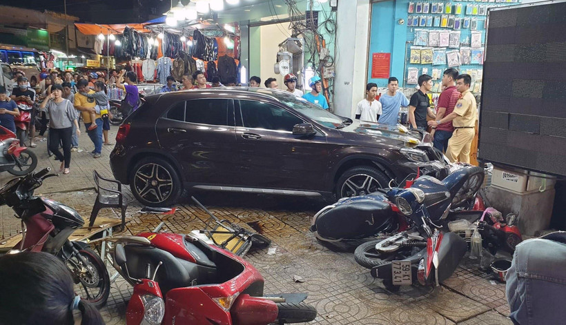 Xe máy bị đâm nằm la liệt tại hiện trường. (Ảnh: TTXVN phát)
