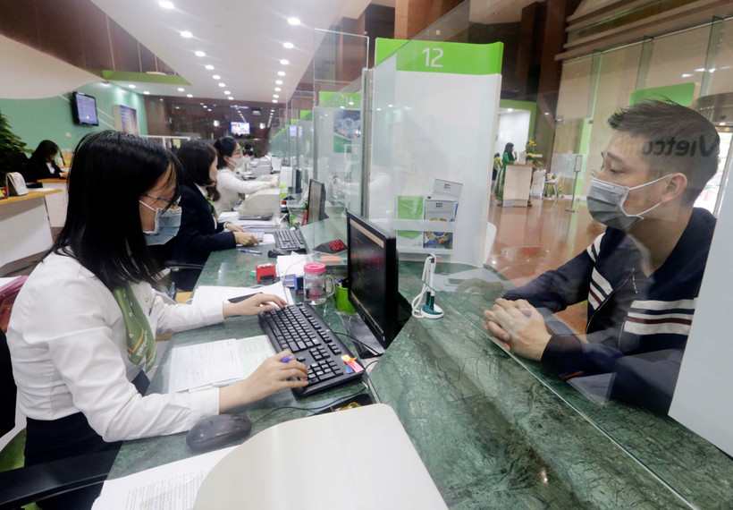 Khách hàng giao dịch tại Hội sở Vietcombank. (Ảnh: Trần Việt/TTXVN)