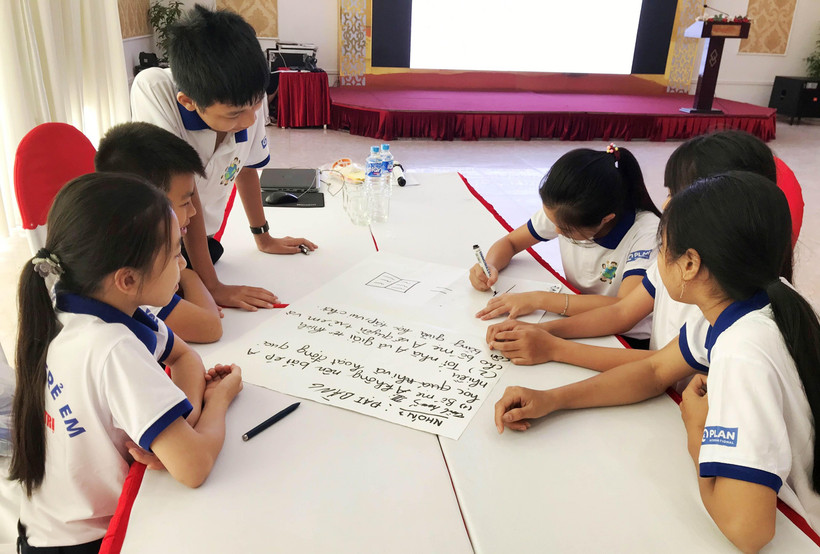 Tại Hội đồng Trẻ em tỉnh Quảng Trị, các em tham gia thảo luận và giải quyết các tình huống với nội dung xung quanh 4 nhóm quyền của trẻ em. (Ảnh: Hồ Cầu/TTXVN)