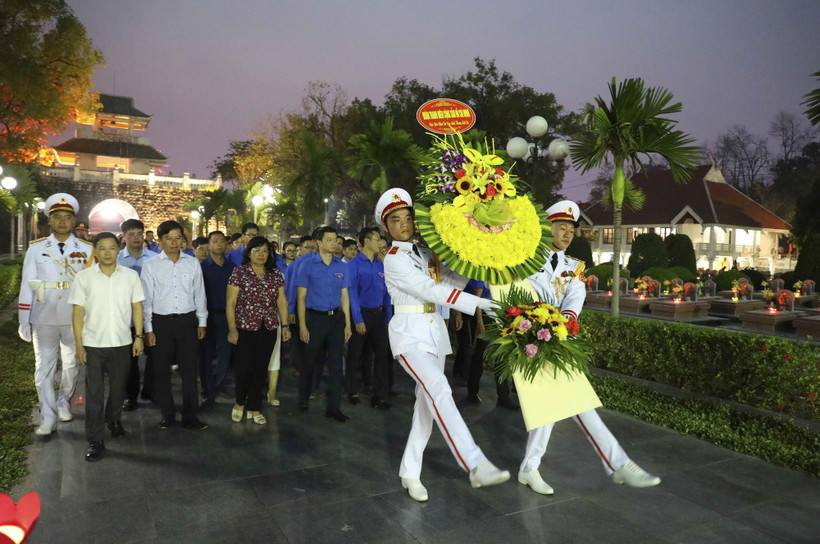 Lễ dâng hương, thắp nến tri ân các Anh hùng liệt sỹ tại Nghĩa trang A1.(Ảnh: Xuân Tư/TTXVN)