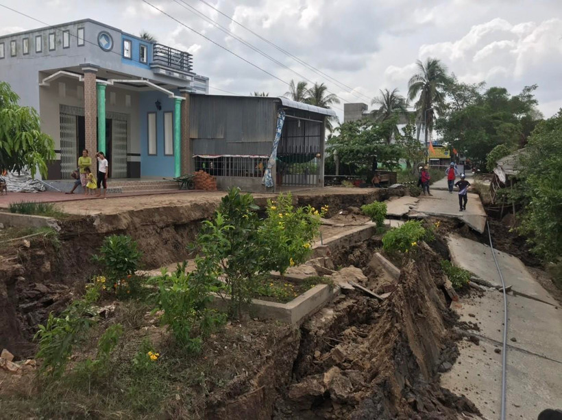 Nhà dân sống gần điểm bị sụt lún có nguy cơ bị ảnh hưởng. (Ảnh: Thế Anh/TTXVN)