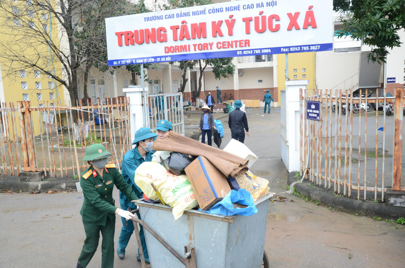 Lực lượng vũ trang Thủ đô và nhân dân chuẩn bị khu cách ly. (Ảnh: TTXVN phát)