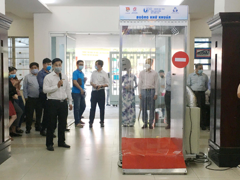 Ông Đoàn Kim Thành, Giám đốc Trung tâm Phát triển Khoa học và Công nghệ Trẻ thành phố phát biểu tại buổi giới thiệu buồng khử khuẩn. (Ảnh: Thanh Vũ/TTXVN)