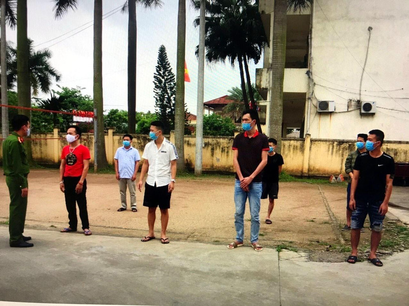 Các đối tượng đánh bạc bị bắt giữ. (Ảnh: TTXVN)