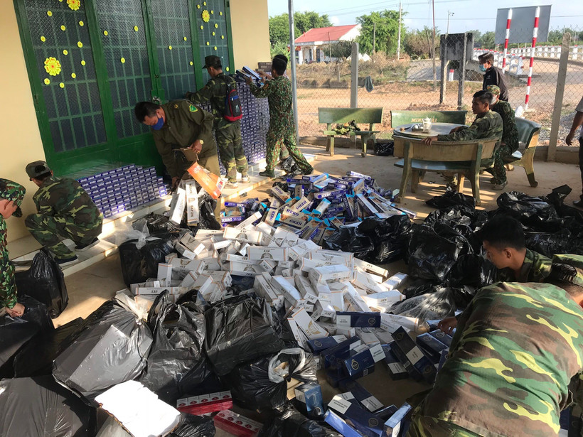 Lực lượng chức năng kiểm tra số lượng thuốc lá vừa thu giữ. (Ảnh: Thanh Tân/TTXVN)