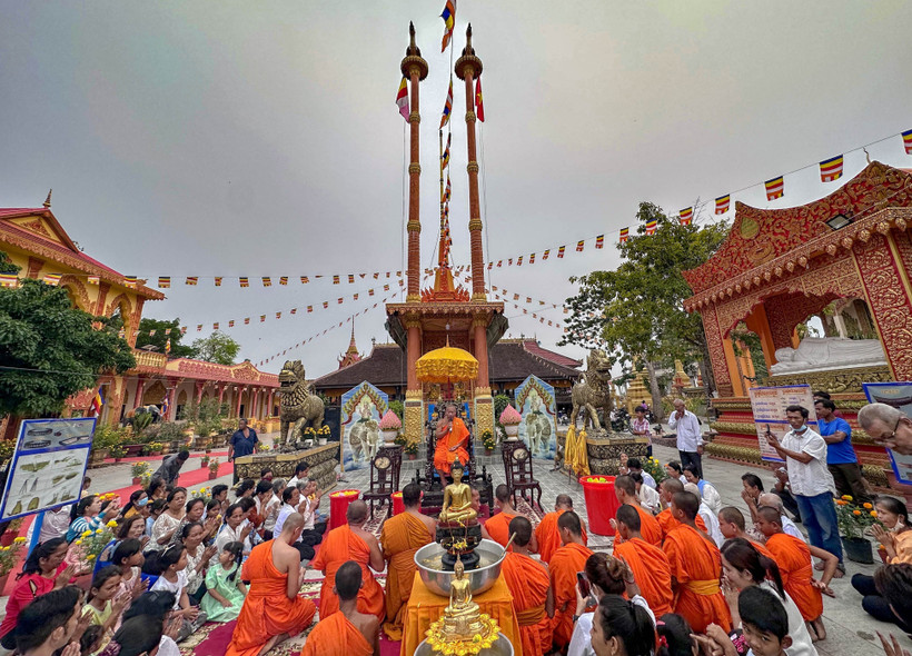 Quang cảnh Lễ tắm Phật trong Tết Chôl Chnăm Thmây 2023 tại chùa Buppharam (xã Hưng Hội, huyện Vĩnh Lợi, tỉnh Bạc Liêu). (Ảnh: Thanh Liêm/TTXVN)