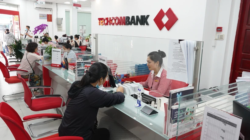 Khách hàng giao dịch tại Ngân hàng TechcomBank. (Ảnh: Thanh Tân/TTXVN)