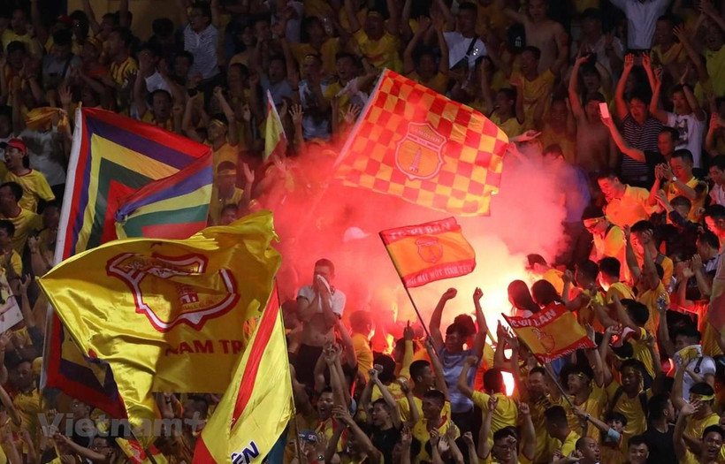 Sự cố pháo sáng ở trận Hà Nội FC thắng Nam Định 6-1. (Ảnh: Vietnam+)