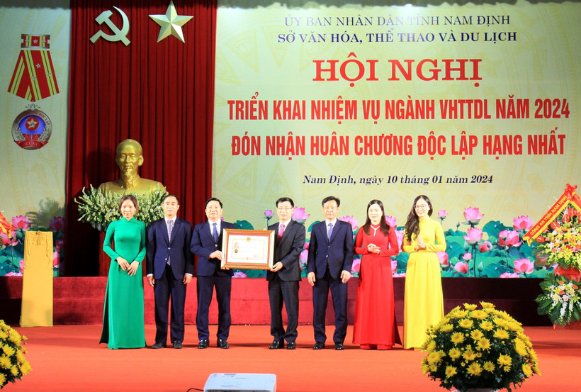 Thừa ủy quyền của Chủ tịch nước, Chủ tịch Ủy ban Nhân dân tỉnh Nam Định Phạm Đình Nghị trao Huân chương Độc lập hạng Nhất cho ngành Văn hóa tỉnh Nam Định. (Ảnh: Thái Thuần/TTXVN)