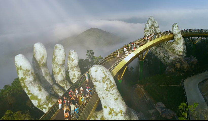 Cây cầu Vàng trên đỉnh Bà Nà, Đà Nẵng là địa điểm thu hút rất đông khách du lịch trong và quốc tế đến thăm quan. (Ảnh: VNA)