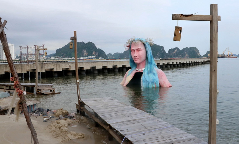 Tượng "Nữ thần San hô" tại Di sản thiên nhiên thế giới vịnh Hạ Long. (Ảnh: Văn Đức/TTXVN)
