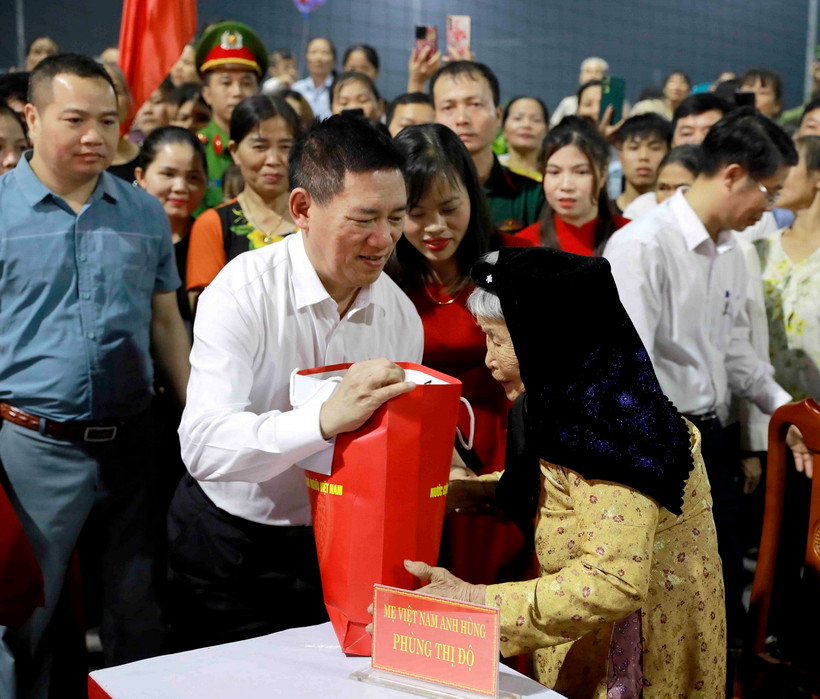 Phó Thủ tướng Hồ Đức Phớc tặng quà cho Mẹ Việt Nam Anh hùng Phùng Thị Độ. (Ảnh: Hoàng Hùng/TTXVN)