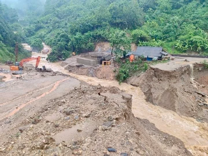 Mưa lớn gây nước cuốn trôi cống đang thi công tại tỉnh lộ 175, đoạn từ Mỏ Vàng đi An Lương, huyện Văn Yên. (Ảnh: TTXVN phát)