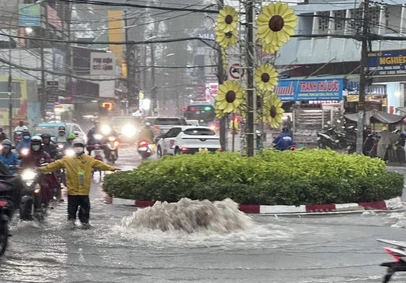 Một hố ga sụt lún do ngập xuất hiện gần chợ Thủ Đức (thành phố Thủ Đức, Thành phố Hồ Chí Minh). (Ảnh: TTXVN phát)