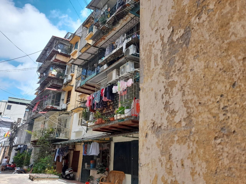 Trải qua hơn 46 năm tồn tại, đến nay nhiều dãy nhà chung cư cũ 60 Thổ Quan (Đống Đa, Hà Nội) đã xuống cấp với mức độ nguy hiểm ở cấp B và C. (Ảnh: Hùng Võ/Vietnam+) 