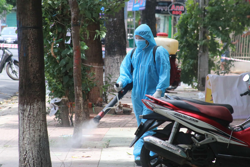 Phun khử khuẩn phòng chống dịch COVID-19. (Ảnh: Tuấn Anh/TTXVN)