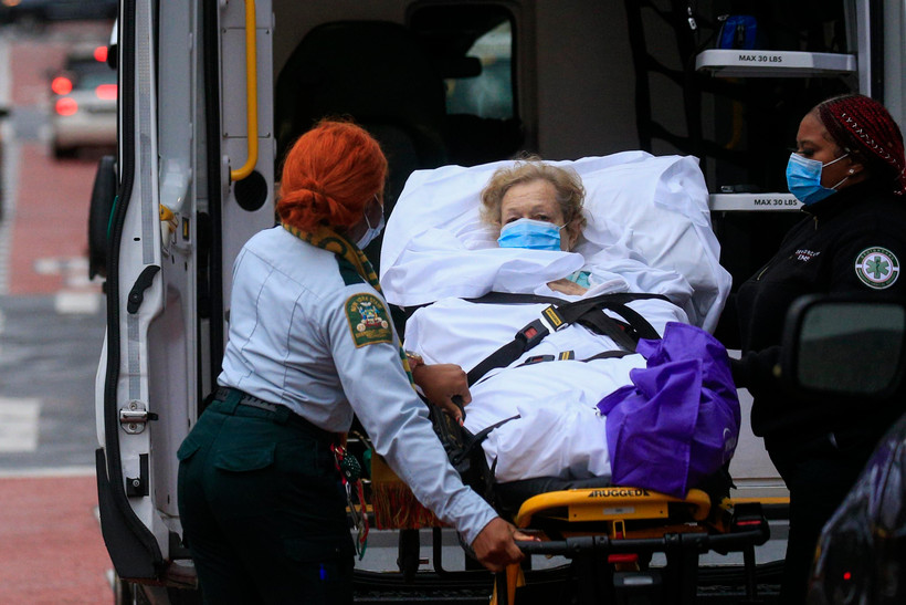 Chuyển bệnh nhân nhiễm COVID-19 tới bệnh viện Tisch ở New York, Mỹ ngày 13/11/2020. (Ảnh: AFP/TTXVN)