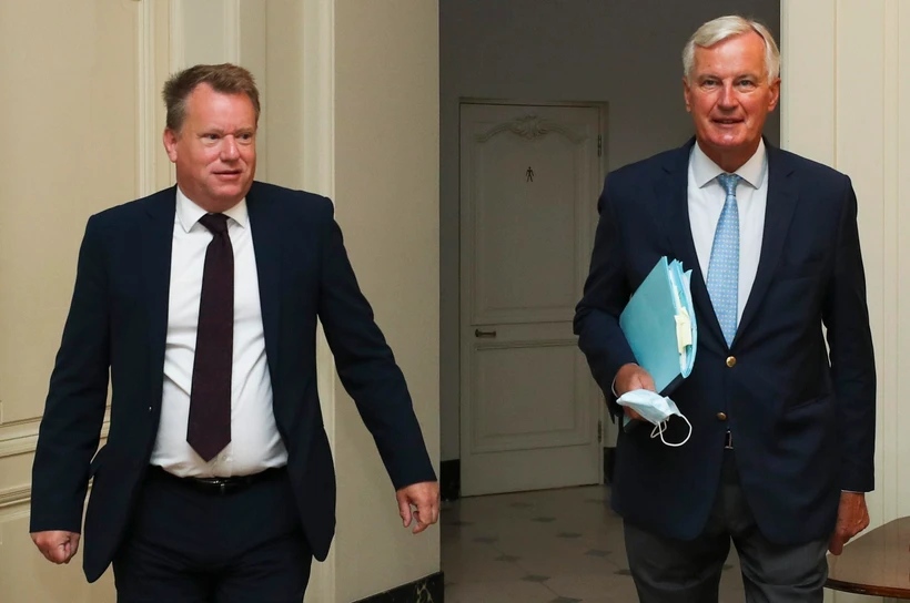 Trưởng đoàn đàm phán thương mại hậu Brexit của EU Michel Barnier (phải) và người đồng cấp Anh David Frost (trái) tại vòng đàm phán ở Brussels, Bỉ ngày 21/8/2020. (Ảnh: AFP/TTXVN)