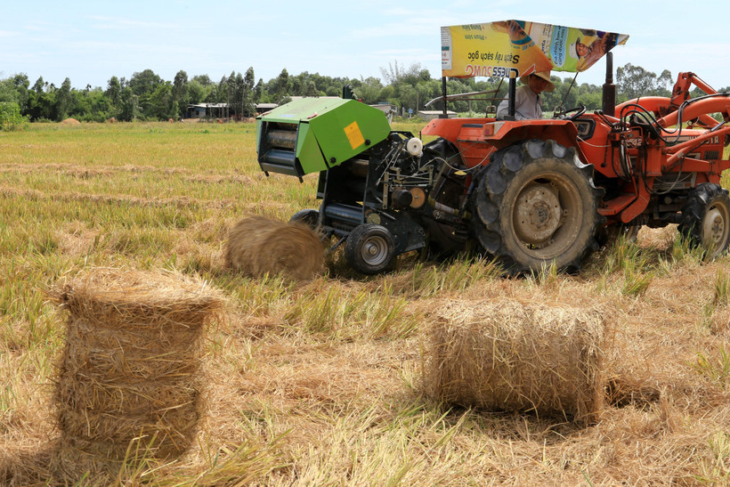 Máy thu gom rơm trên đồng. (Ảnh: Hồ Cầu/TTXVN)
