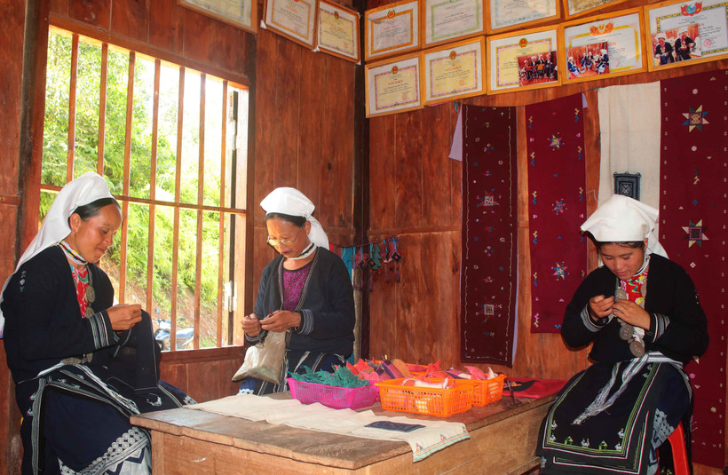 Những lúc nông nhàn phụ nữ Dao Tiền ở Nà Chắn (xã Hoa Thám, huyện Nguyên Bình) thường tập trung tại xưởng dệt để thêu thổ cẩm. (Ảnh: Chu Hiệu/TTXVN)
