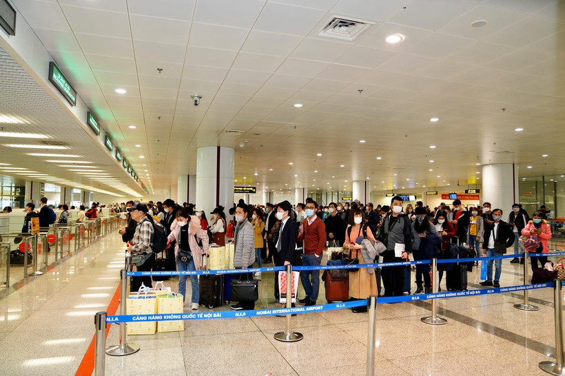 Hành khách làm thủ tục nhập cảnh tại sân bay Nội Bài. (Ảnh: Phan Công/Vietnam+)