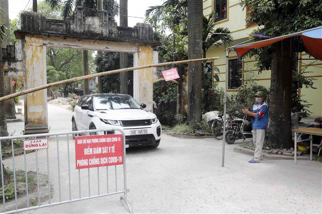 Các barie được dựng lên nhằm kiểm soát người ra vào các khu dân cư ở xã Đông Hội, huyện Đông Anh, Hà Nội. (Ảnh: Trần Việt/TTXVN)