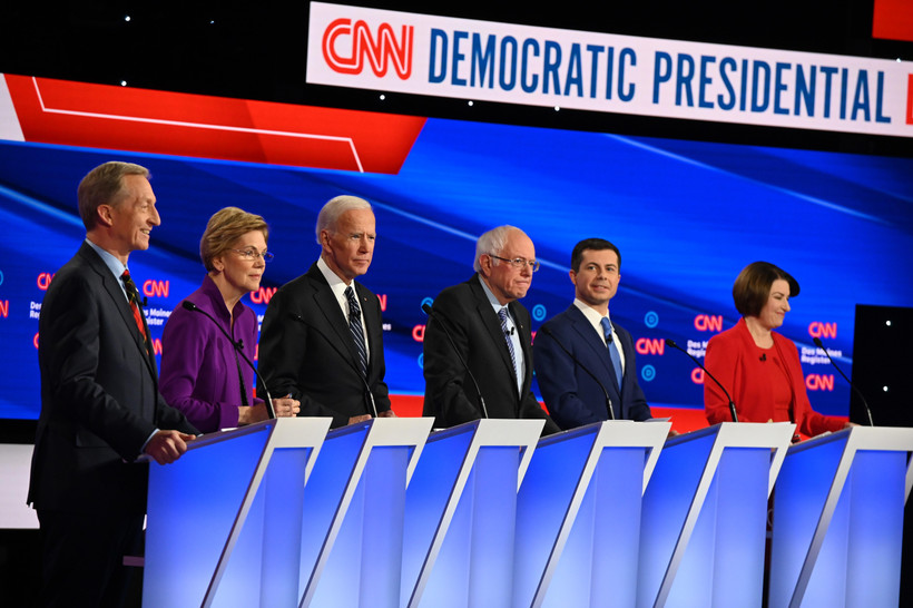 Các ứng viên Tổng thống của đảng Dân chủ tham gia cuộc tranh luận trực tiếp cuối cùng tại Des Moines, bang Iowa sáng 15/1/2020. (Ảnh: AFP/TTXVN)