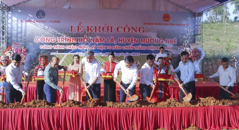 Nghi thức khởi công Dự án xây dựng hồ Nậm Là. (Ảnh: TTXVN phát)