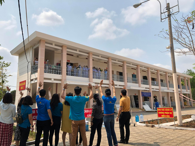 Tiếp viên Vietnam Airlines trong khu cách ly tập trung nhận được sự động viên của đồng nghiệp với tâm niệm cùng đồng lòng, vững tâm vượt qua dịch COVID-19. (Ảnh: Đoàn tiếp viên Vietnam Airlines cung cấp).