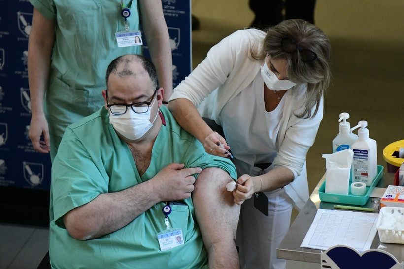 Tiêm vaccine phòng COVID-19 cho nhân viên y tế tại Ramat Gan, Israel. (Ảnh: THX/ TTXVN)