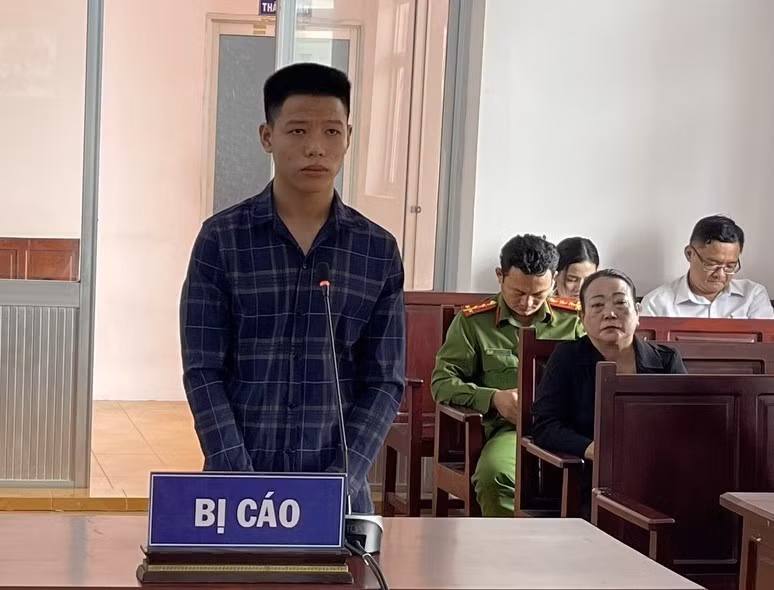Bị cáo Huỳnh Nhật Linh bị tuyên án 15 năm tù về tội Giết người. (Ảnh: Tuấn Kiệt/ TTXVN)