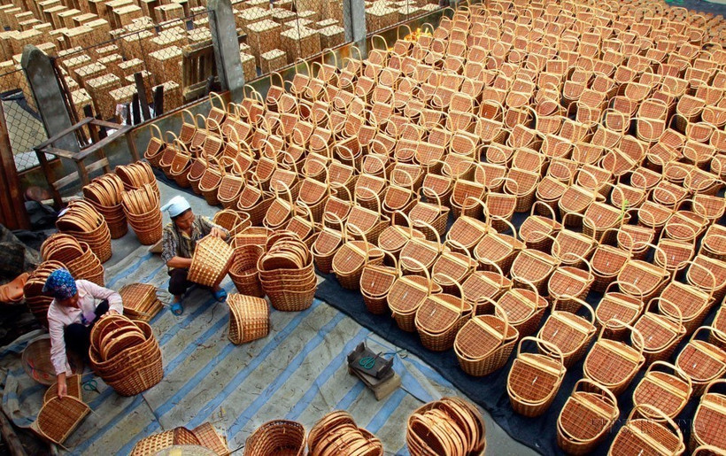 Sản xuất mây tre đan xuất khẩu ở Phú Xuyên, Hà Nội. (Ảnh Trọng Đạt/TTXVN)