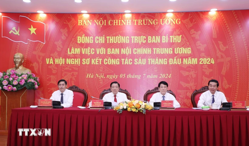 Thường trực Ban Bí thư Lương Cường và các lãnh đạo Ban Nội chính Trung ương điều hành hội nghị. (Ảnh: Phương Hoa/TTXVN)