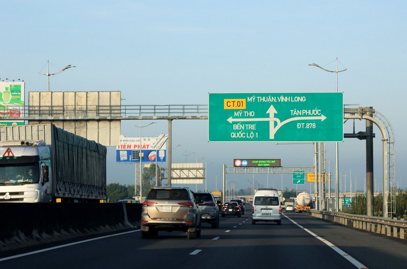 Các phương tiện giao thông lưu thông trên cao tốc Trung Lương-Mỹ Thuận, đoạn qua tỉnh Tiền Giang. (Ảnh: Hồng Đạt/TTXVN)