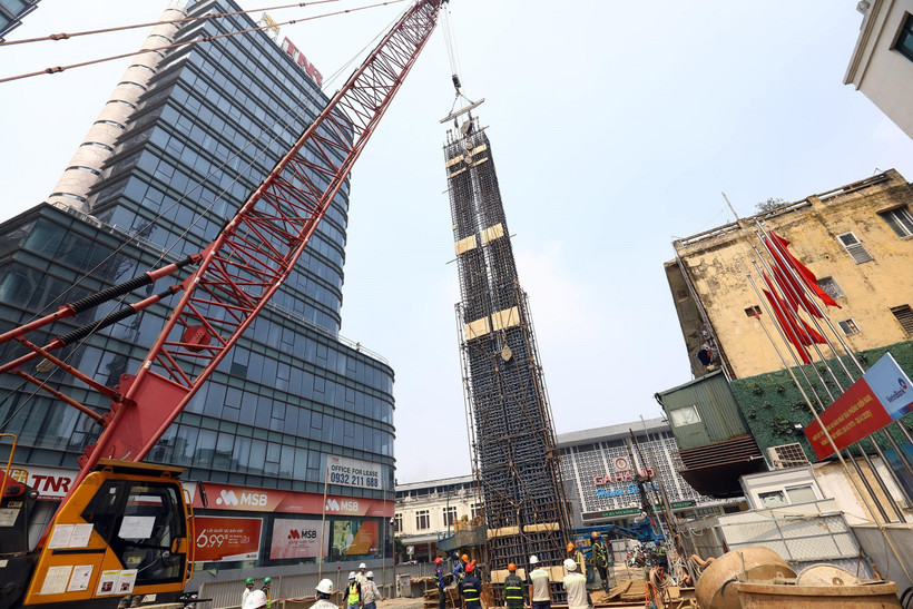 Ga ngầm S12-ga Hà Nội thi công hạng mục tấm mắt mềm đầu tiên của nhà ga. (Ảnh: Huy Hùng/TTXVN)